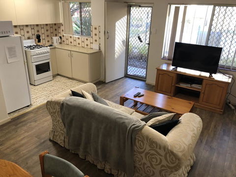 Affordable Comfortable Inglewood Apartment+Pool - Accommodation Main Beach 3