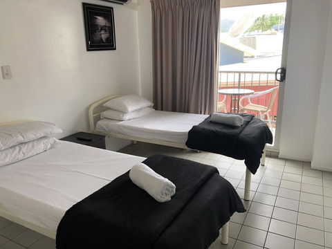 Airlie Waterfront Accommodation - Accommodation Main Beach 2