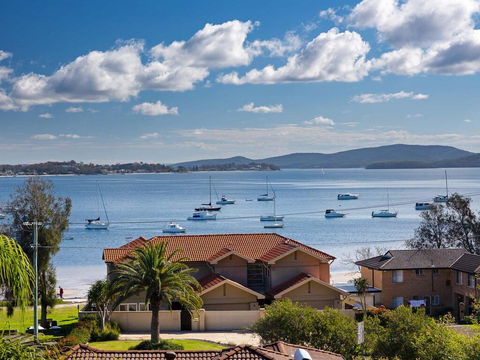 Aislinn' 3/273 Corrie Parade - Air Con, Water Views, BBQ - Accommodation Main Beach 0