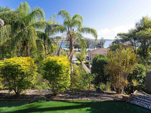 Aislinn' 3/273 Corrie Parade - Air Con, Water Views, BBQ - Accommodation Main Beach 3