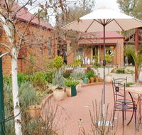 Albury Cottages - Accommodation Main Beach