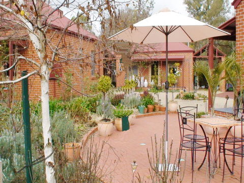 Albury Cottages - Accommodation Main Beach 0