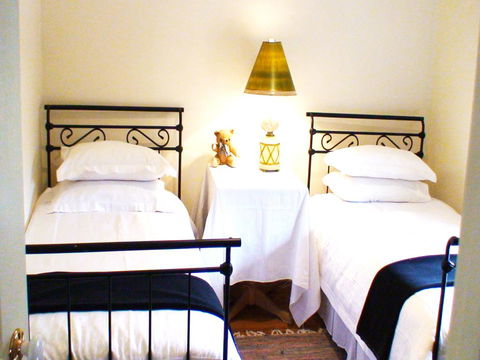Albury Cottages - Accommodation Main Beach 1