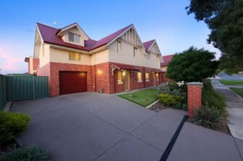 Albury Suites - Schubach Street - Accommodation Main Beach 0