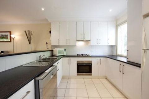 Albury Suites - Schubach Street - Accommodation Main Beach 2