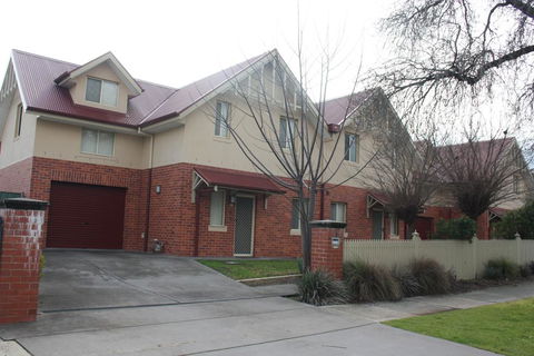 Albury Suites - Schubach Street - Accommodation Main Beach 3
