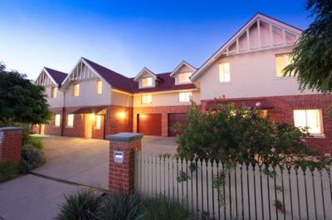 Albury Suites - Schubach Street - Accommodation Main Beach 1