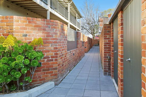 Albury Suites - Waterstreet - Accommodation Main Beach 3