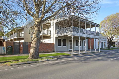 Albury Suites - Waterstreet - Accommodation Main Beach 1