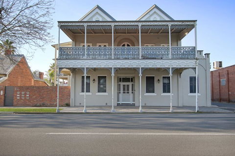 Albury Suites - Waterstreet - Accommodation Main Beach 0