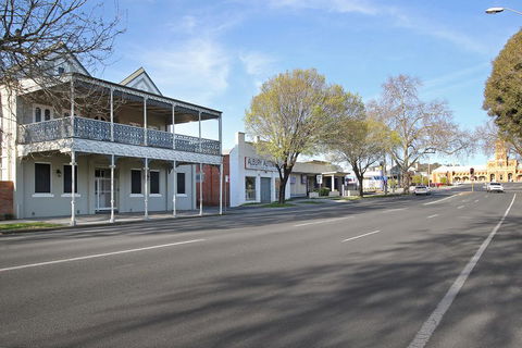 Albury Suites - Waterstreet - Accommodation Main Beach 2