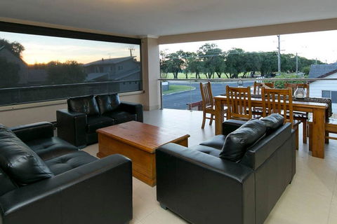 Alcedonia Retreat - Accommodation Main Beach 2