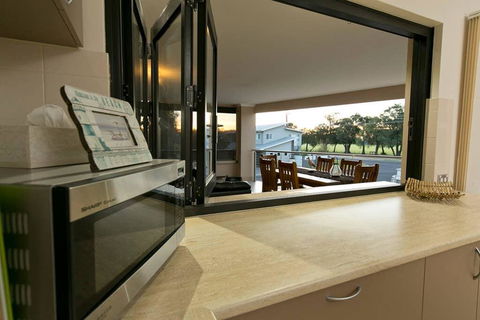 Alcedonia Retreat - Accommodation Main Beach 3