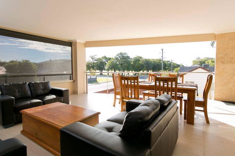 Alcedonia Retreat - Accommodation Main Beach 1