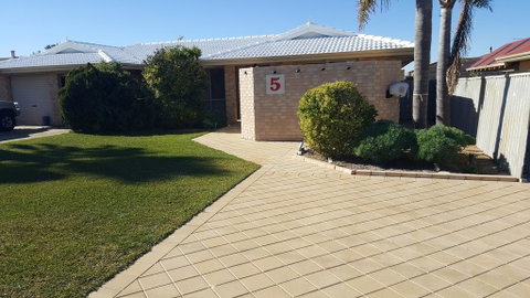 Alexander Drive B & B - Accommodation Main Beach 2
