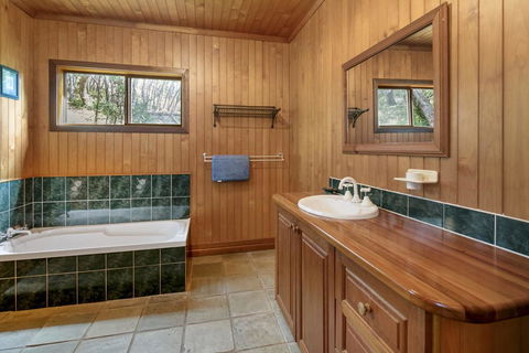 Alinjarra - 13 Waller Court - Accommodation Main Beach 1