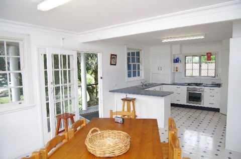 Allamanda House, 3 Willow Street - Accommodation Main Beach 2