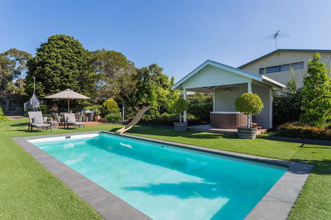 ALLAMBEA - MOUNT ELIZA - Accommodation Main Beach 0