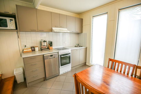 Allambie Cottages - Villa 2 - Accommodation Main Beach 2
