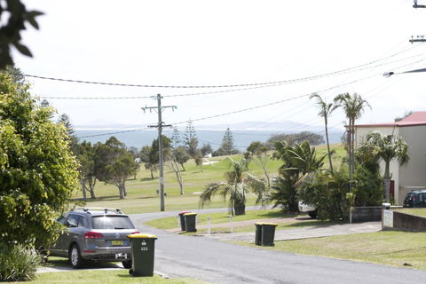 Almare, 7 Gowing Street - Accommodation Main Beach 0