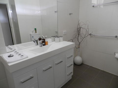 Almas Cottage - Accommodation Main Beach 3