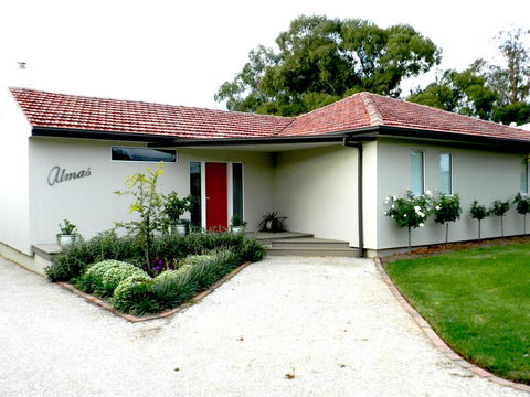 Almas Cottage - Accommodation Main Beach 1