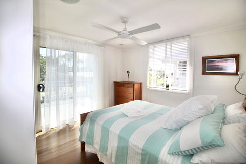 Aloha Alex Beach House Pet-friendly- 450m To The Beach - Accommodation Main Beach 0