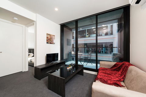 Along Melbourne's Magic Boulevard - Accommodation Main Beach 1