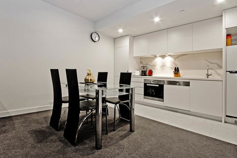 Along Melbourne's Magic Boulevard - Accommodation Main Beach 3
