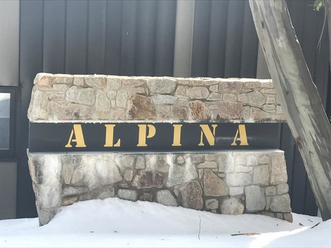 Alpina - Accommodation Main Beach 0