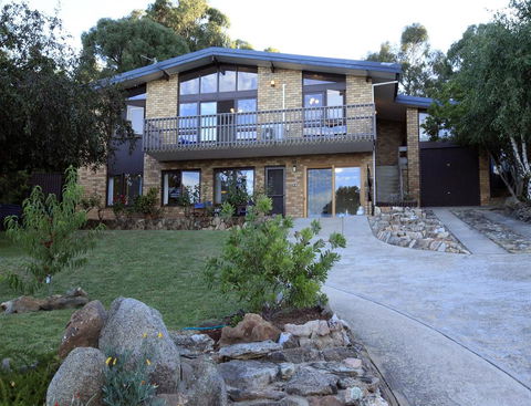 Alpine Apartment - Great Location With Views Of Lake Jindabyne - Accommodation Main Beach 0