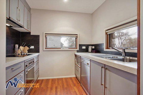 Alyeska - Accommodation Main Beach 3