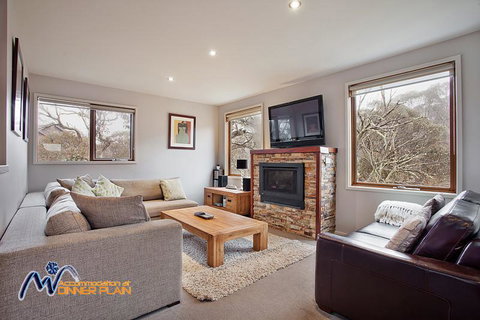 Alyeska - Accommodation Main Beach 1