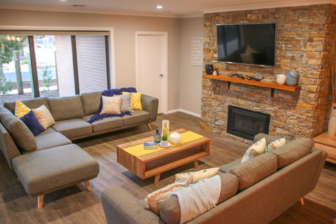 Amaroo - Accommodation Main Beach 1