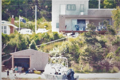 Amazing Ansons Bay Absolute Waterfront Beach House - Accommodation Main Beach 3