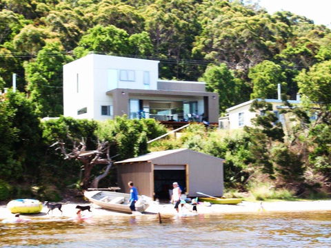 Amazing Ansons Bay Absolute Waterfront Beach House - Accommodation Main Beach 0
