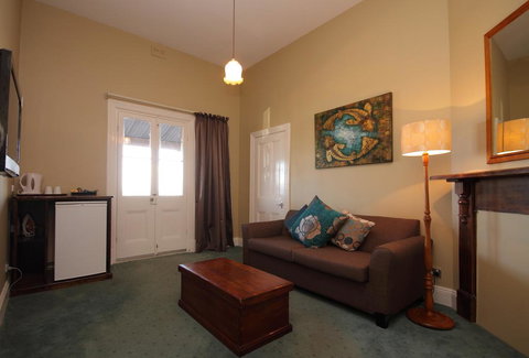 Anchorage Seafront Hotel - Accommodation Main Beach 1