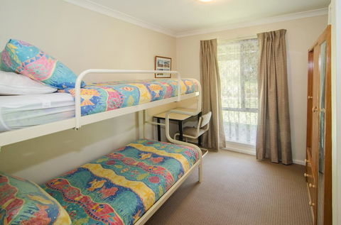 Anchors Away - Accommodation Main Beach 1