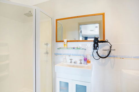 Anchors Aweigh - Accommodation Main Beach 3