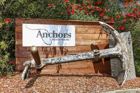 Anchors Beach House - Accommodation Main Beach 2