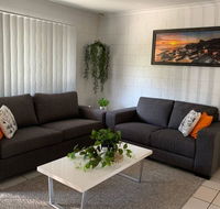 Andergrove Home with a Garden View-Wi-fi  Netflix - Accommodation Main Beach