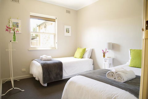 Angaston Mews - Accommodation Main Beach 1