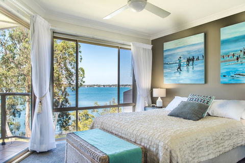 Anne's Waterfront Haven B&B - Accommodation Main Beach 0
