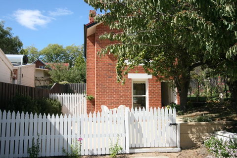 Annies Garden Cottage - Accommodation Main Beach 0