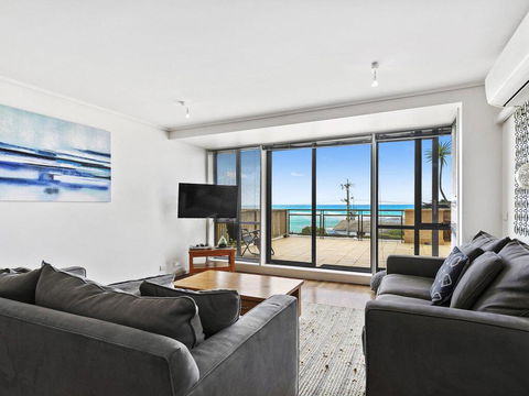 APARTMENT 12 PACIFIC APARTMENTS- Across From The Pier - Accommodation Main Beach 3