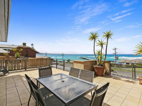 APARTMENT 12 PACIFIC APARTMENTS- Across From The Pier - Accommodation Main Beach 0