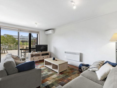 APARTMENT 23 PACIFIC APARTMENTS - Sit On The Deck And Soak In The View - Accommodation Main Beach 3