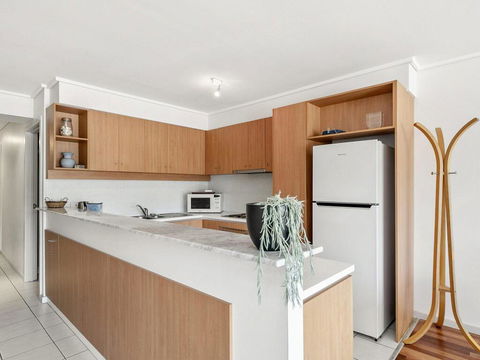 APARTMENT 23 PACIFIC APARTMENTS - Sit On The Deck And Soak In The View - Accommodation Main Beach 2