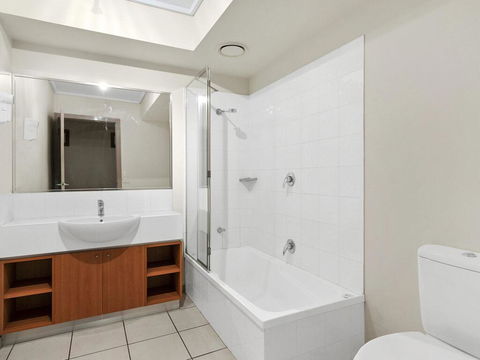 APARTMENT 29 PACIFIC APARTMENTS - Grand Escape With Ocean Views - Accommodation Main Beach 1