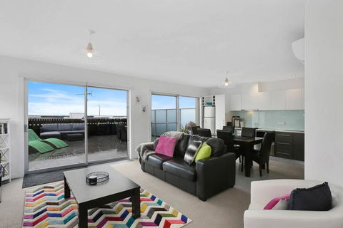 APOLLO 13 PENTHOUSE - Free Wifi & Huge Terrace! - Accommodation Main Beach 0